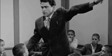 Timo Flloko me zërin e tij kumbues në një interpretim brilant live të poemës “Anës lumenjve” (Video)