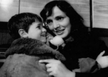 Genci i vogël tregon sot: “Alo mami, alo babi prit pak se erdhi mami”… kush nuk përlotet ende pas 36 vjetësh?