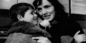 Genci i vogël tregon sot: “Alo mami, alo babi prit pak se erdhi mami”… kush nuk përlotet ende pas 36 vjetësh?