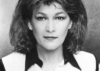 Rrefimi i dhimshëm i Justina Aliajt: Ikëm të tmerruar nga Shqipëria kur trokita në zyrën e demokratëve dhe më priti një komunist me “damkë të zezë”