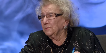 “Ditari i një bashkëshorti”/ Duhet t’i vijë keq atij burrit tim që më dha veç një djalë! Tinka Kurti kujton të birin e ndjerë me dhimbje dhe lot: Shpirti i nanës, më ike i ri…