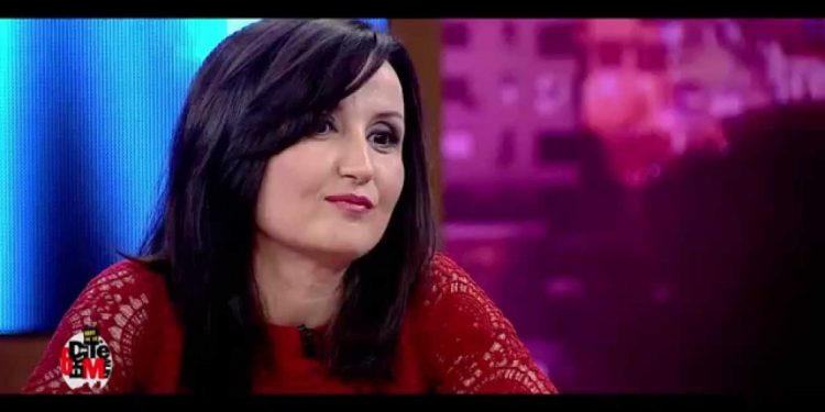 “Ponja” e Portokallisë tregon për jetën e saj:  Më vranë nënën dhe askush nuk u dënua! Padrejtësia e frikshme  më largoi nga Shqipëria