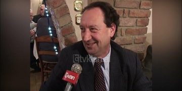 Harron si të quajnë! Atje nuk të flet njeri me gojë: Humoristi i famshëm Kosta Kamberi tregon jetesën në Amerikë