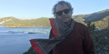 Aktori ikonë Mevlan Shanaj: Çfarë fyerje! Duhet të shkoj në bankë t’u them që s’kam vdekur, që të marr pensionin. Turp