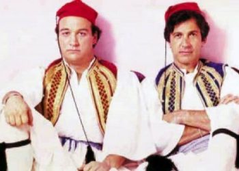 Dy artistët ikona të kombit Stan Dragoti e James Belushi, të veshur si arvanitas në Hollivud