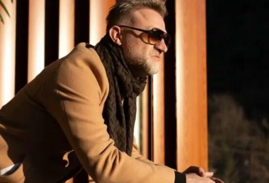 Tragjedia familjare: Si ndikoi vetëvrasja para syve të tij e vëllait, në formmin e aktorit të njohur shqiptarë kur ai ishte vetëm 5 vjeç?