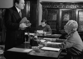 Foto unike bardhë e zi të aktorëve të paharruar Vasillaq Vangjeli dhe Pandi Raidhi  që flet shumë