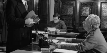 Foto unike bardhë e zi të aktorëve të paharruar Vasillaq Vangjeli dhe Pandi Raidhi  që flet shumë