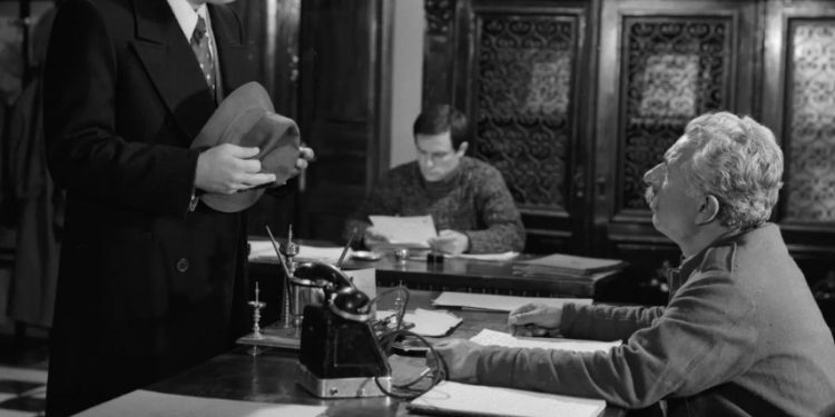 Foto unike bardhë e zi të aktorëve të paharruar Vasillaq Vangjeli dhe Pandi Raidhi  që flet shumë