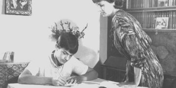 Dëshmia për pengjet e jetës e aktores së njohur Rezana Çeliku: S’e përballova dot punën si mësuese në fshatin e largët, ku shkoja çdo ditë me biçikiletë dhe si më bënë “sabotatore” në RTSH