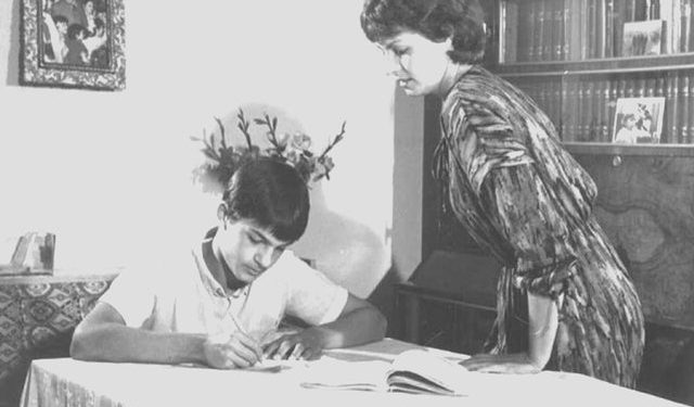 Dëshmia për pengjet e jetës e aktores së njohur Rezana Çeliku: S’e përballova dot punën si mësuese në fshatin e largët, ku shkoja çdo ditë me biçikiletë dhe si më bënë “sabotatore” në RTSH