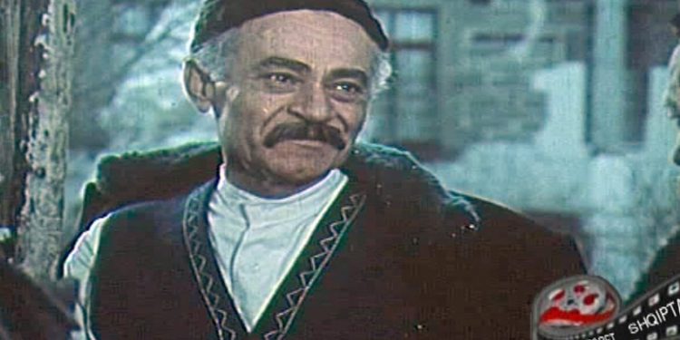 Rrëfimi i pabotuar i kolosit të aktrimit Kadri Roshit: E nisa si pastrues banjosh e hamall që mbante thasë me çimento 13 orë në ditë