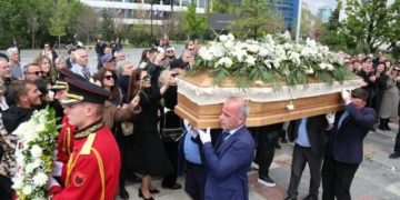 Margarita Xhepa përcillet për në banesën e fundit me lot dhe dhimbje nga të afërmit miqtë dhe artëdashësit e shumtë