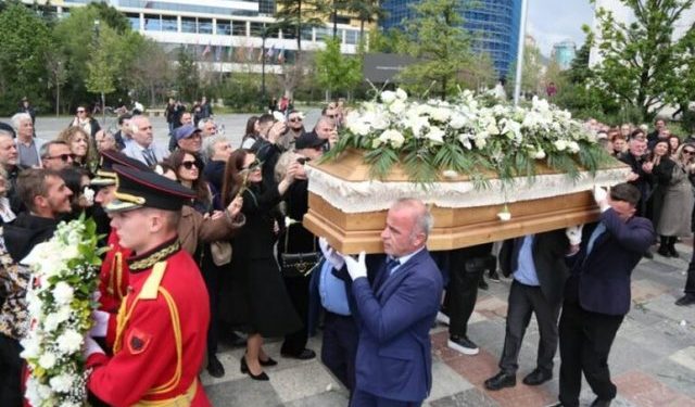 Margarita Xhepa përcillet për në banesën e fundit me lot dhe dhimbje nga të afërmit miqtë dhe artëdashësit e shumtë