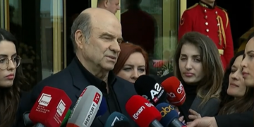 Largimi i mbretëreshës së aktrimit, i biri aktori  Ndriçim Xhepa tregon pengun e fundit të nënës