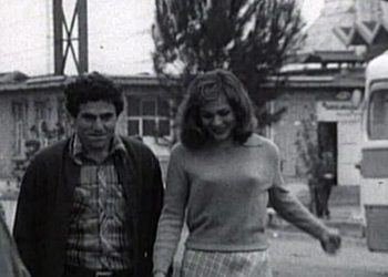 Të paharruarit Shpresa Bërdëllima dhe Xhevdet Feri në filmin “Era e ngrohtë e thellësive”