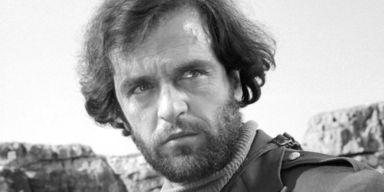 Historia e vërtetë dhe tragjike e Kreshnik Martinit që u vra gabimisht nga shokët e tij, interpretuar nga Llazi Sërbo