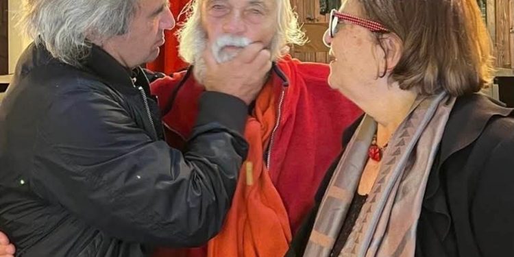 “Mos t’i hamë m’sysh”! Pavarësisht moshës legjendat Mevlan Shanaj me Viktor Zhustin, vazhdon të ngjitet në skenë…