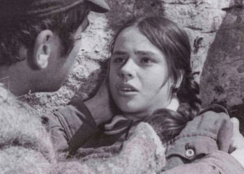 Tre vite pa Lilo Laben e vërtetë! Filmi “Malet me blerim mbuluar” “fsheh” brenda vetes një histori reale të bashkëshortes së pilotit të…