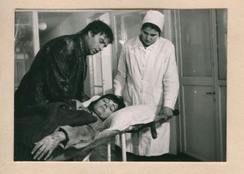 Ndriçim Xhepa, Luiza Xhuvani dhe roli i parë i aktores Violeta Trebicka gjatë xhirimeve të filmit “Flutura në kabinën time”.