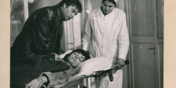 Ndriçim Xhepa, Luiza Xhuvani dhe roli i parë i aktores Violeta Trebicka gjatë xhirimeve të filmit “Flutura në kabinën time”.