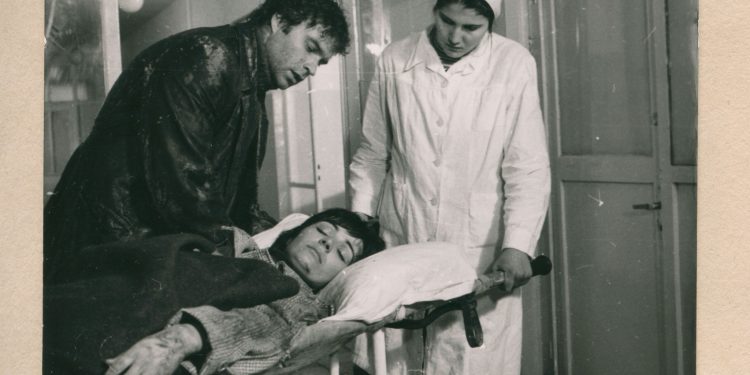 Ndriçim Xhepa, Luiza Xhuvani dhe roli i parë i aktores Violeta Trebicka gjatë xhirimeve të filmit “Flutura në kabinën time”.