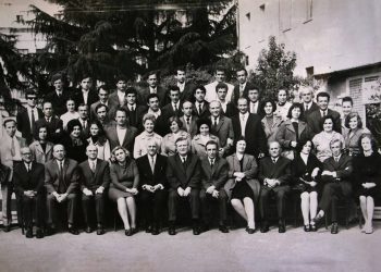 Foto e  pavdeksisë së gjenive  të skenës dhe ekranit në oborrin e Teatrit Popullor në Prill të vitit 1974