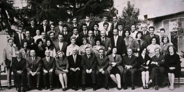 Foto e  pavdeksisë së gjenive  të skenës dhe ekranit në oborrin e Teatrit Popullor në Prill të vitit 1974