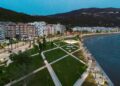 VIDEO/  Ai lindi dhe u rrit në Greqi, por nga zemra se ndau kurrë Shqipërinë! “Shqipëria ime” e kënduar me dhimbje dhe mall nga djali vlonjat në gjuhën greke, një mesazh perlë për diasporën e vërtetë!