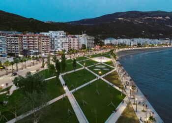 VIDEO/  Ai lindi dhe u rrit në Greqi, por nga zemra se ndau kurrë Shqipërinë! “Shqipëria ime” e kënduar me dhimbje dhe mall nga djali vlonjat në gjuhën greke, një mesazh perlë për diasporën e vërtetë!
