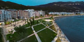 VIDEO/  Ai lindi dhe u rrit në Greqi, por nga zemra se ndau kurrë Shqipërinë! “Shqipëria ime” e kënduar me dhimbje dhe mall nga djali vlonjat në gjuhën greke, një mesazh perlë për diasporën e vërtetë!
